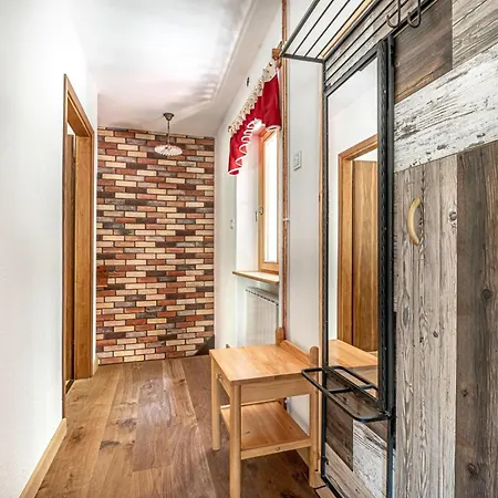 Počitniška hiša House By The Stream - Happy