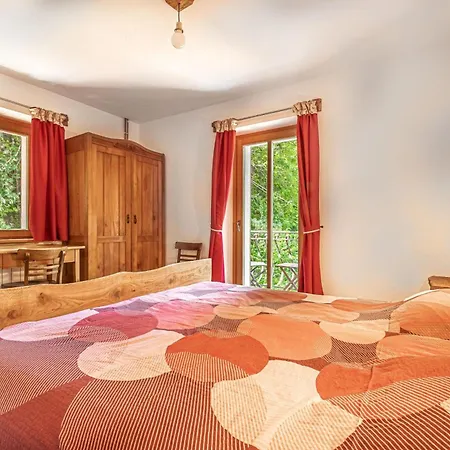 Počitniška hiša House By The Stream - Happy