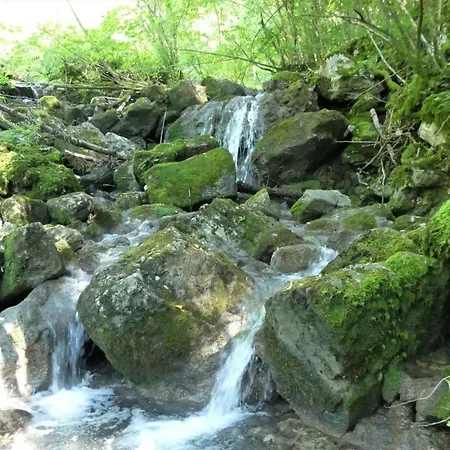 Počitniška hiša House By The Stream - Happy