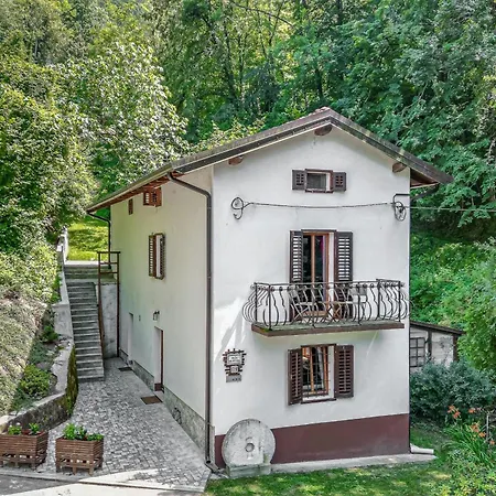 Počitniška hiša House By The Stream - Happy